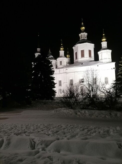 Площадь Коммуны. Елка есть, да не та