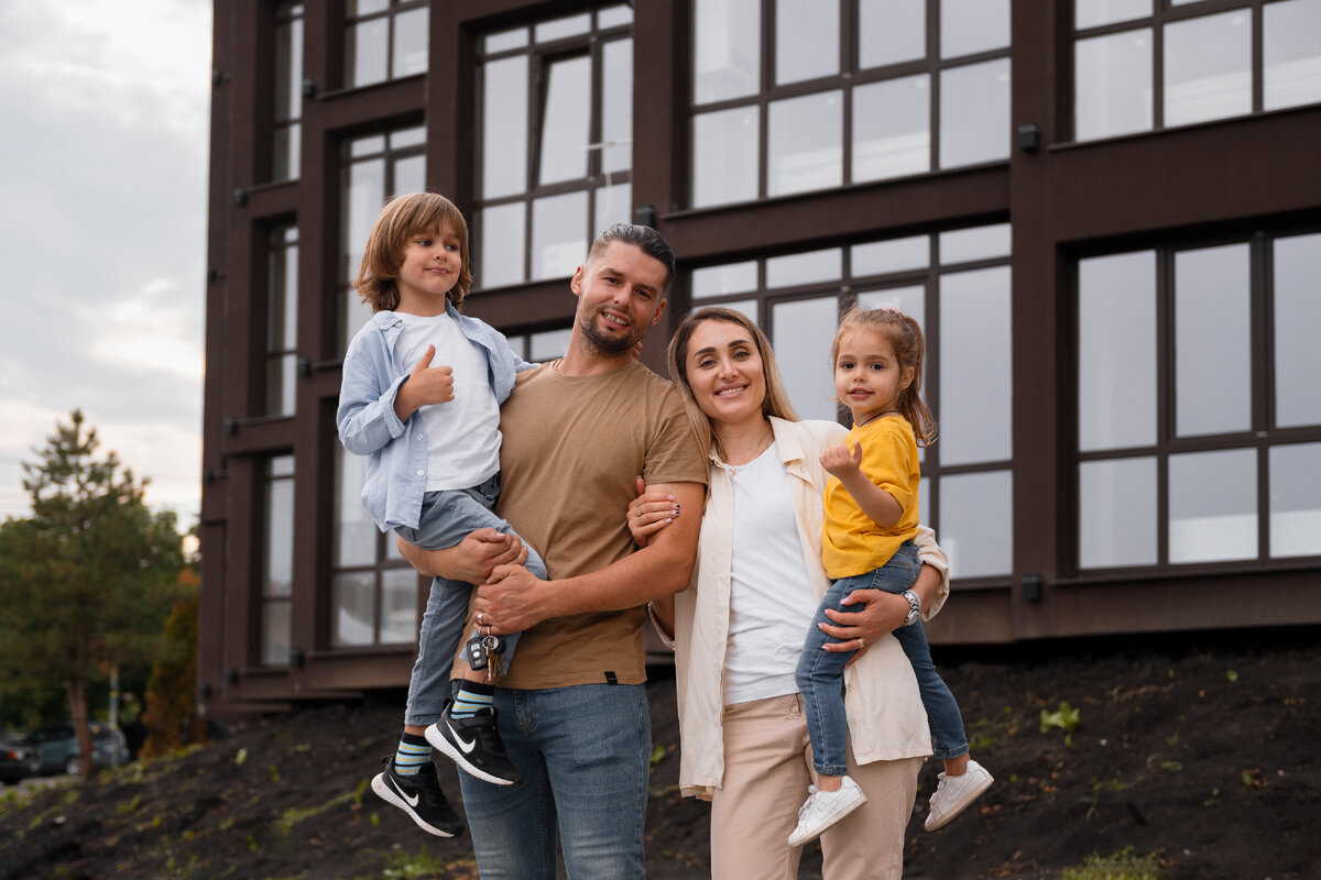 Изображение от <a href="https://ru.freepik.com/free-photo/happy-family-with-kids-moving-in-their-new-home_32521974.htm#query=%D1%81%D0%B5%D0%BC%D1%8C%D1%8F%20%D1%81%20%D0%B4%D0%B5%D1%82%D1%8C%D0%BC%D0%B8&position=32&from_view=search&track=ais">Freepik</a>