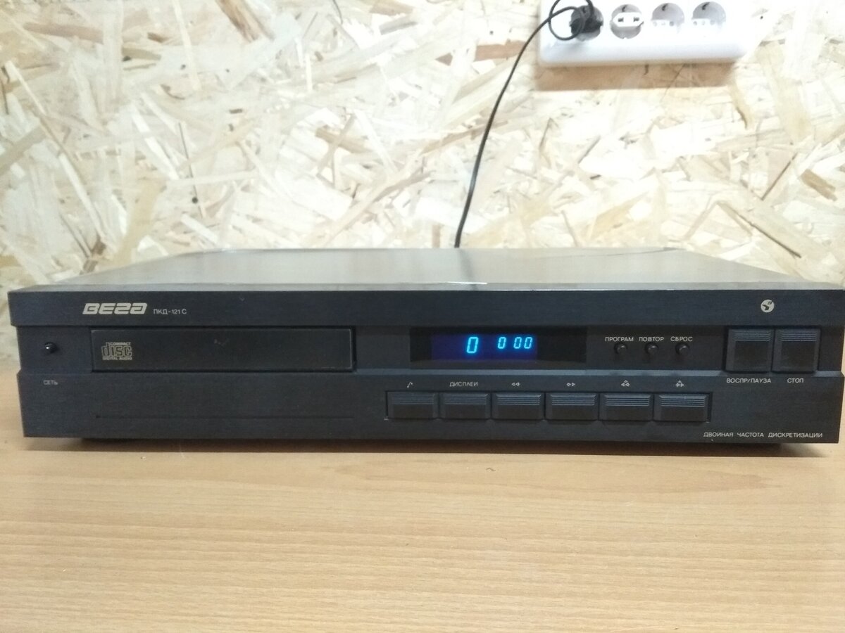 На первый взгляд может показаться, что перед нами японский "видик" начала 90-х)