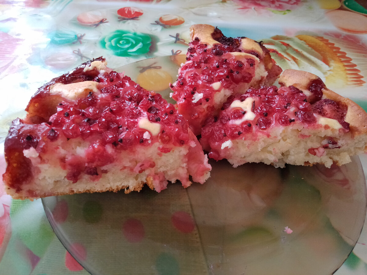 Пирог с красной смородиной