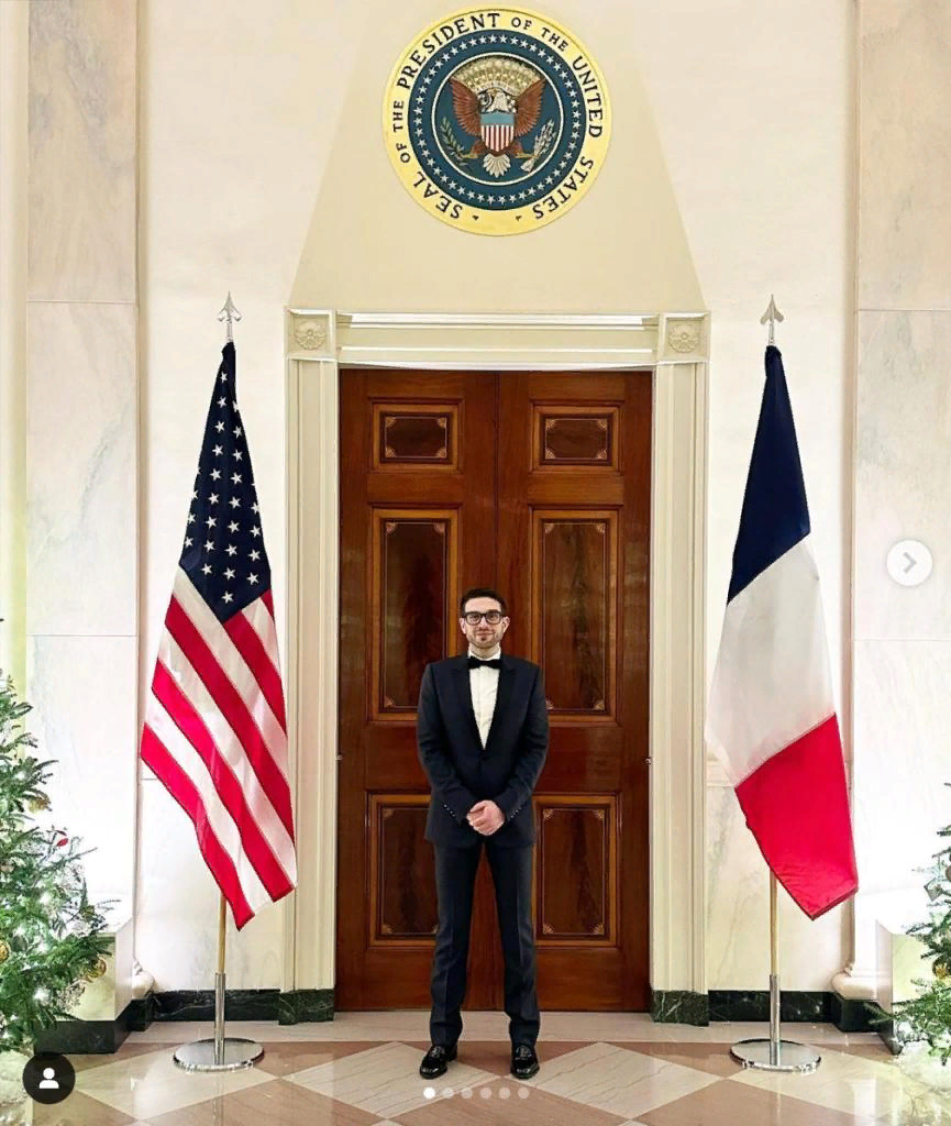 Александр Сорос присутствовал на государственном обеде на южной лужайке Белого дома в честь президента Франции Эммануэля Макрона. Фото New York Post.