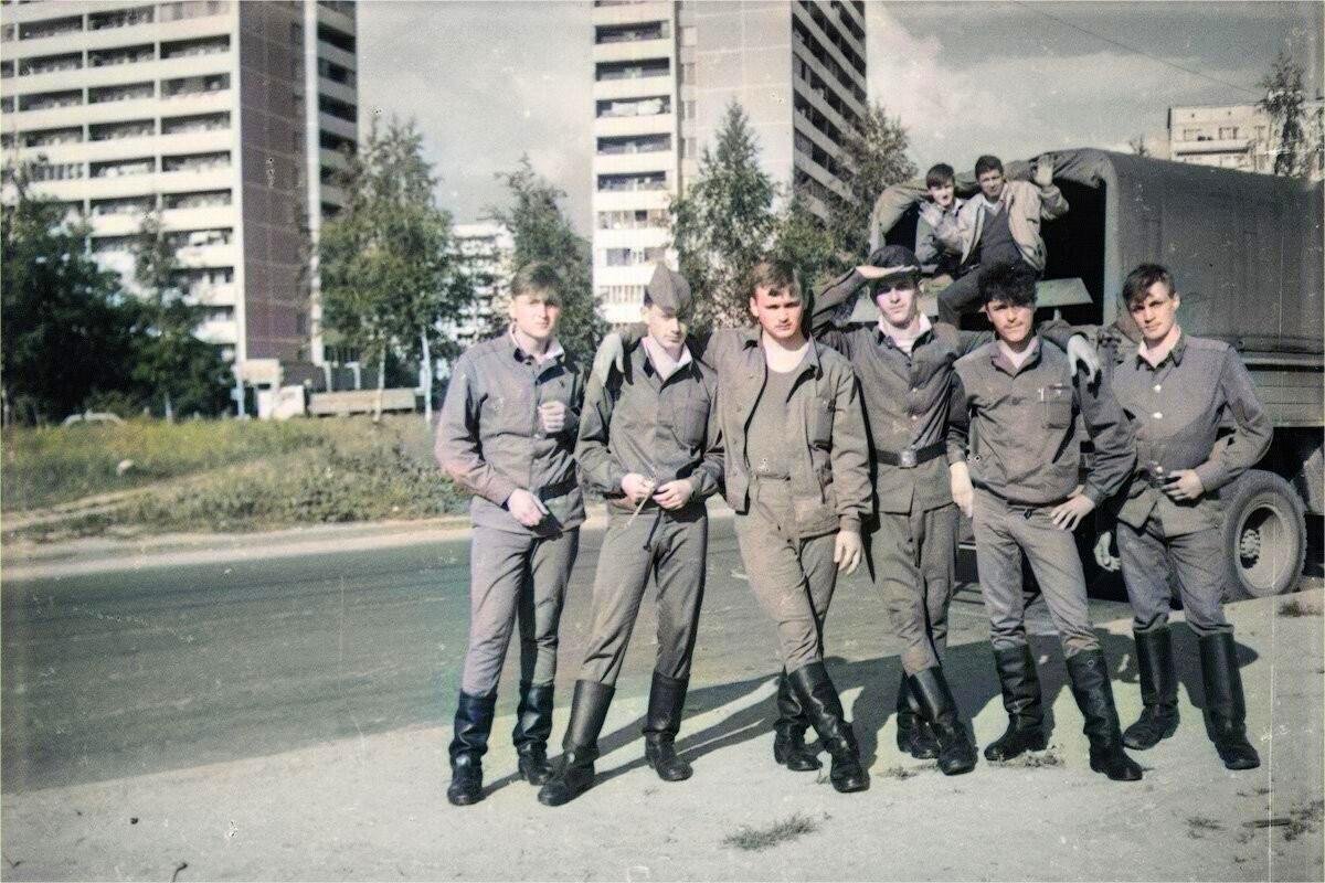      Солдаты - строители