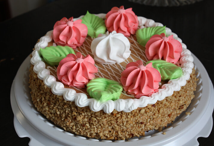 2. Нарада.

Этот эффектный, легкий и вкусный торт пришел в Россию из Башкортостана. 
Именно в этой республике можно купить самые вкусные торты под вышеуказанным названием. Можно сказать, что этот торт является своеобразным логотипом Башкортостана. Однако если такой возможности нет, можно изготовить такой торт в домашних условиях.

Для приготовления потребуются: мука, сливочное масло, сахар, сгущенное молоко, джем или конфитюр, кефир, коньяк, какао-порошок, цедра лимона, грецкие орехи и фрукты.

Этот торт обладает нежным, фруктово-ореховым вкусом и не может не понравится.