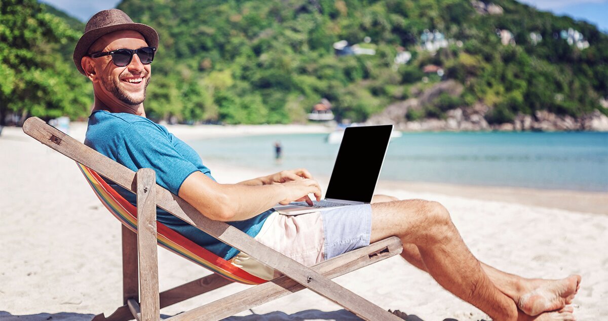 Удаленная работа реально ли. Человек на удаленке. Человек на лежаке. Человек с ноутбуком на море. Парень с ноутбуком на море.
