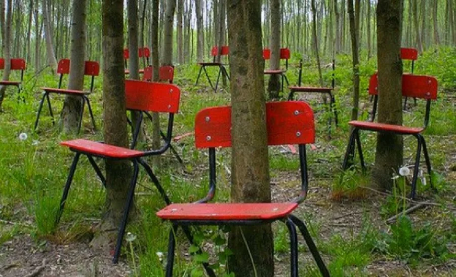 Преодоление привычных связей и отношений между объектами как алгоритм конструирования новых объектных отношений. 
Связи объектов сосен и стульев могут быть разными, оказывается через стулья могут прорастать сосны (сосны в стульях это уже новый совокупный объект).
♦

https://www.facebook.com/groups/244270755761736/permalink/509061782615964/