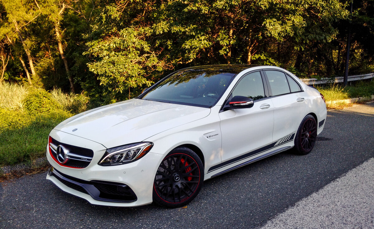 Мотор V8 4.0 biturbo от купе GT. Mercedes-AMG C 63 S мотор будет выдавать — 510 л.с. и 700 Н•м.Доступны режимы Controlled Efficiency, Sport и Sport+ в коробке передач.Снаряжённой массой 1715 кг.Базовое оснащение C 63 будут адаптивный  шасси AMG Ride Control в котором установлен электронно управляемыми амортизаторами с трёхступенчатой ​​регулировкой демпфирования.И в новом Mercedes C63AMG W206 будет экономный режим.