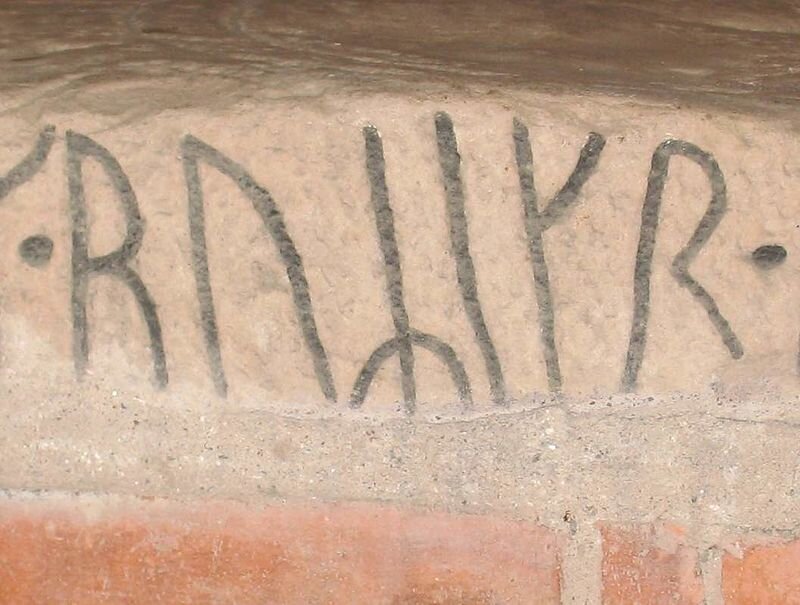Имя ruʀikr на фрагменте рунического камня U 413[sv], находящегося в церкви Норрсунда около Уппсалы