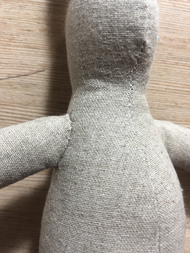 Кукла Тильда зайка своими руками. Пошаговое описание пошива зайки и одежды для нее.