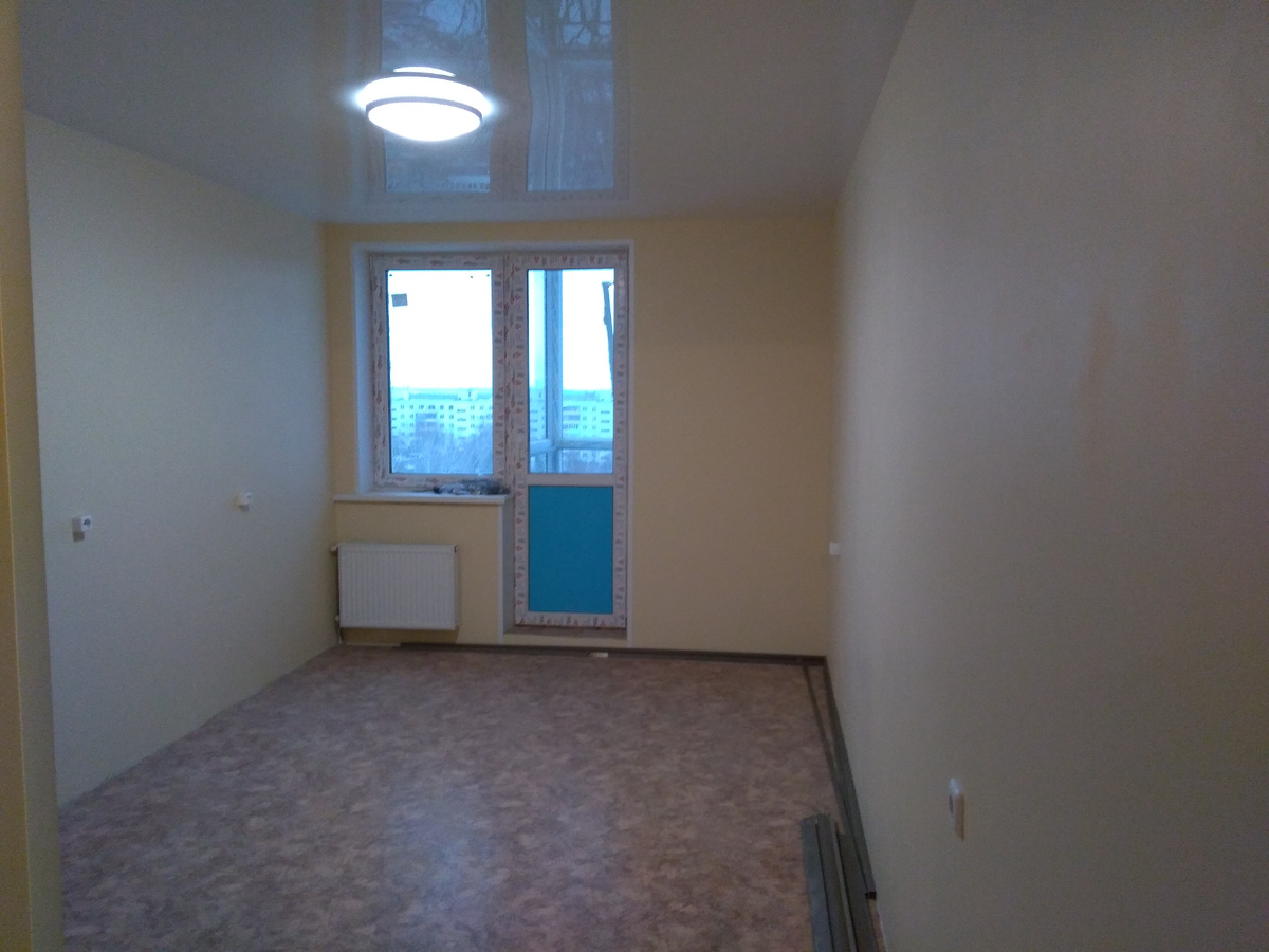 Фотография студии после ремонта, теперь еще мебелью заставлена, еще туалет-ванная есть