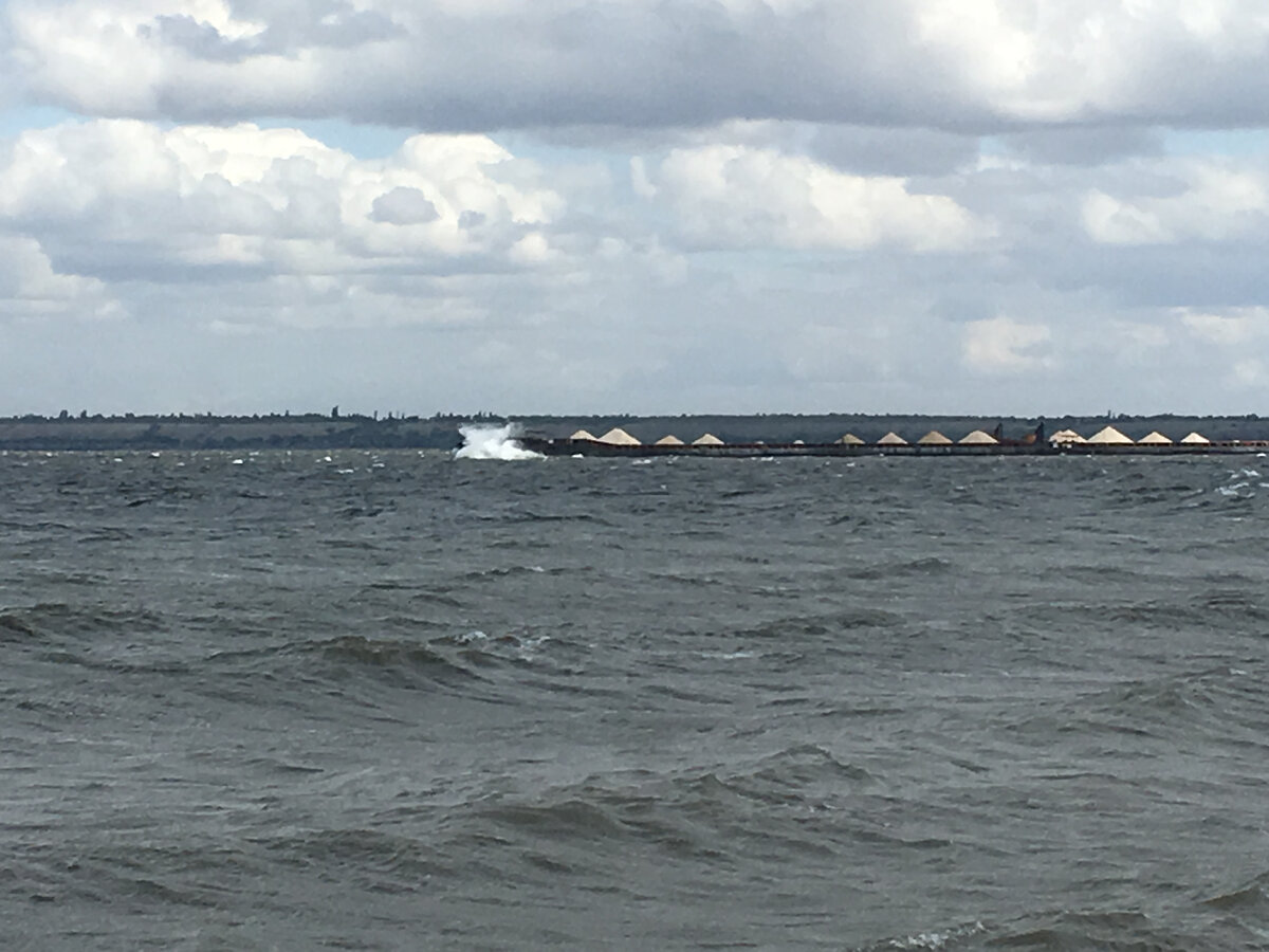 Вот такие волны поднимаются порой на фарватерах Волгоградского водохранилища. Фото автора