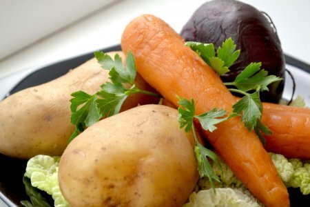Варить овощи можно в воде или на пару. Для варки нужно наливать в таком количестве, чтобы она лишь покрывало овощи. Размер посуды должен соответствовать количеству овощей.