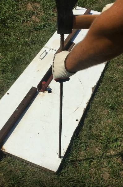 Зафиксировал основание станка прутами, вбитыми в землю