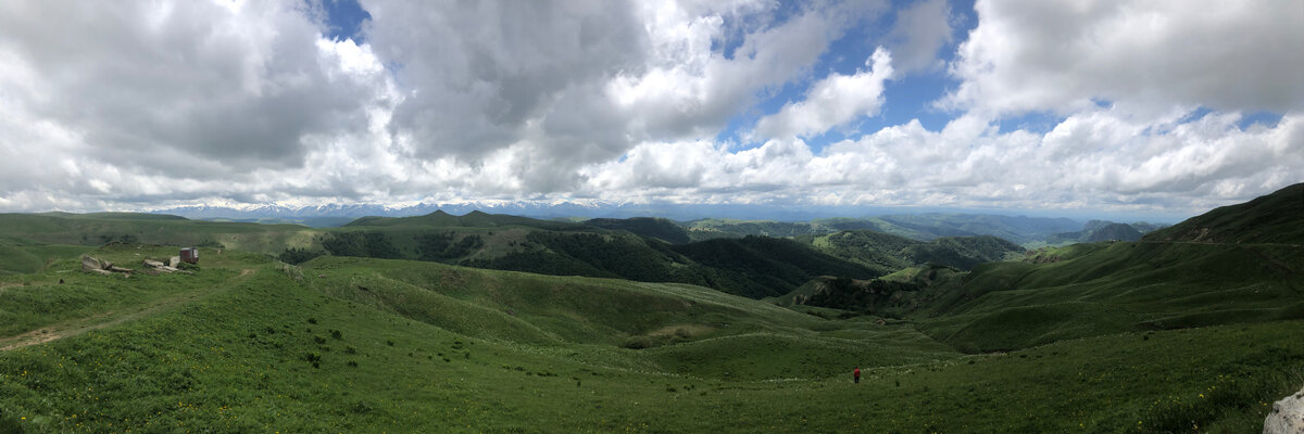 Вид на тот самый Кавказ с перевала Гумбаши - кто найдет Эльбрус на фото?:)