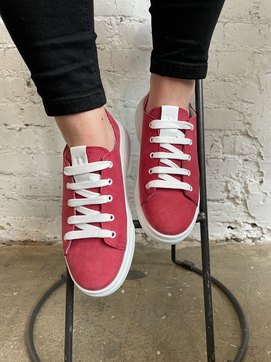 На фото женские кеды PONTINO 