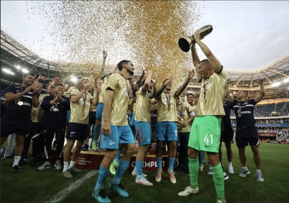Игроки "Зенита" с Суперкубком России. Фото fc-zenit.ru