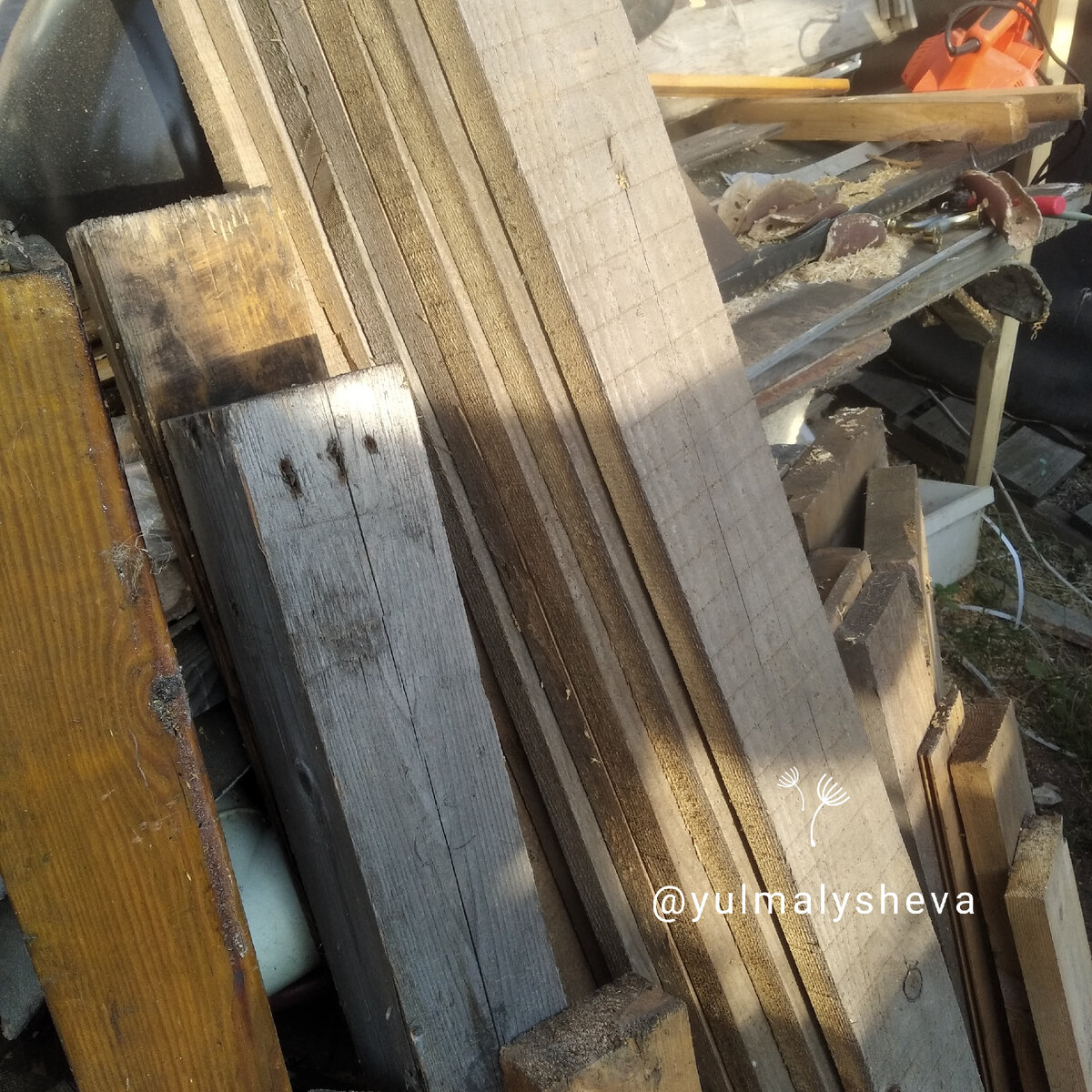 Обрезки вот-такой неструганной доски решили пустить на модную лавку 