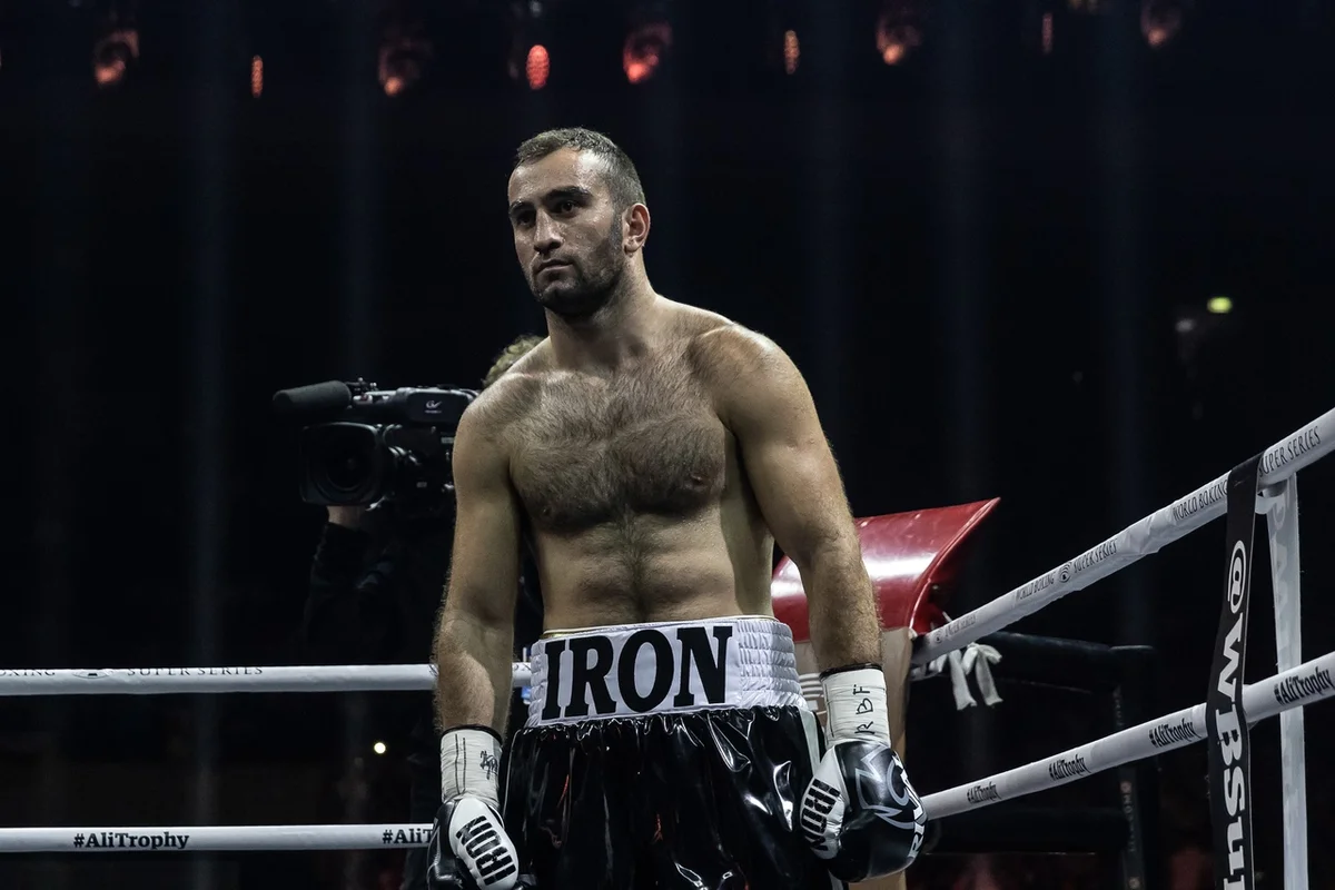 Экс - чемпион мира в первом тяжелом весе по версиям (IBF и WBA) - Мурат Гассиев