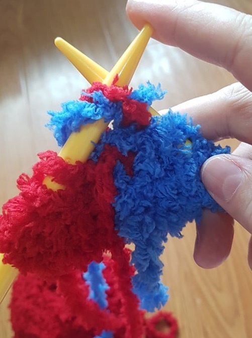 Изнаночный ряд: серединная петля синяя