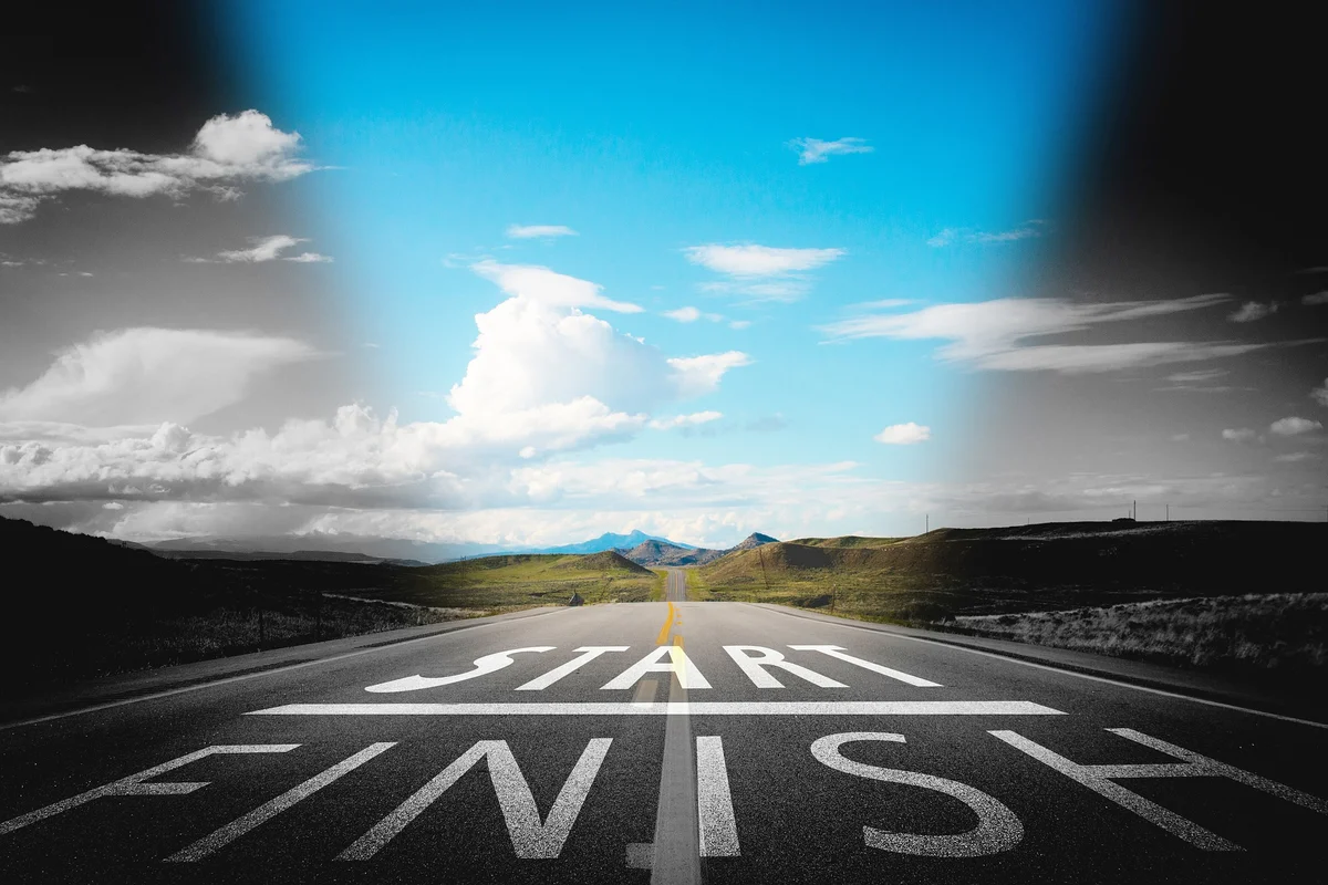 Фото из открытых источников.  Фраза: "Выход там, где и вход" на фото трансформировалась в "Финиш там же, где и старт".    "Философично." 