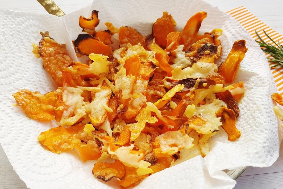 Чипсы из капусты. Морковные чипсы. Снеки из моркови. Чипсы из моркови в духовке. Чипсы с морковкой.