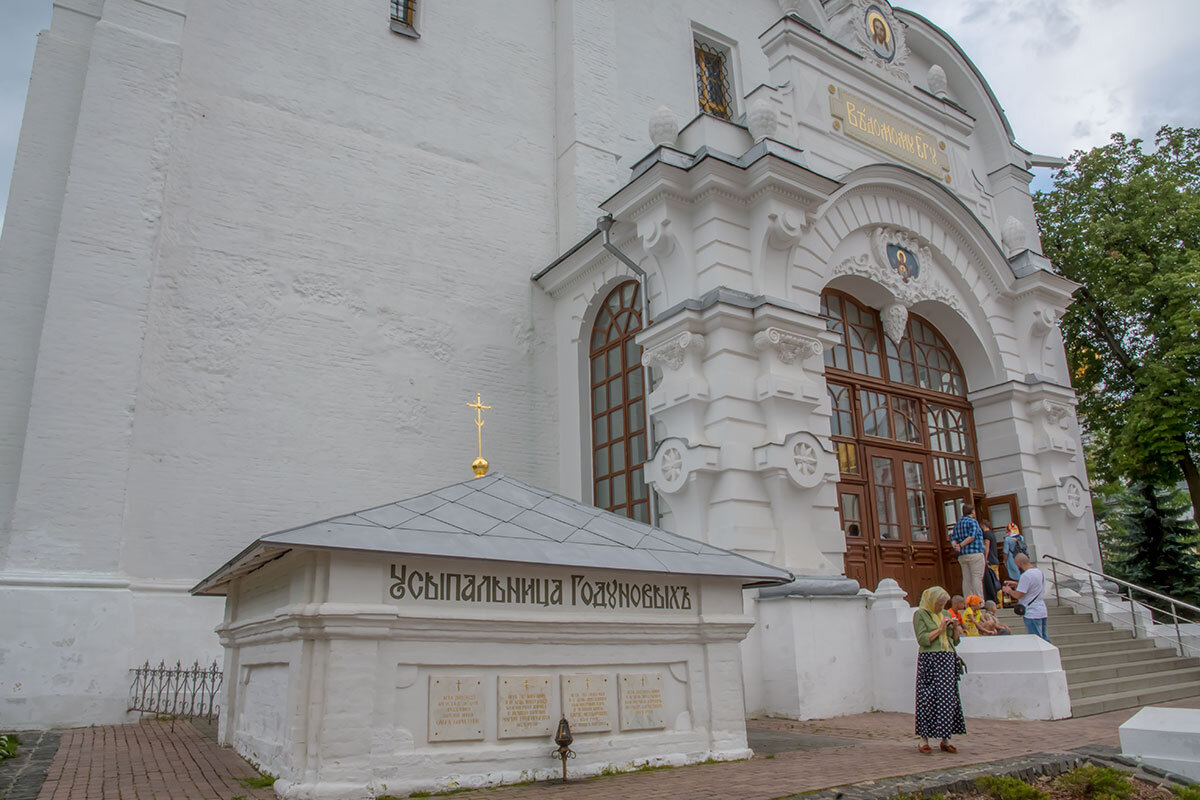 Усыпальница Годуновых, слева от парадного крыльца Успенского собора Троицкой Лавры