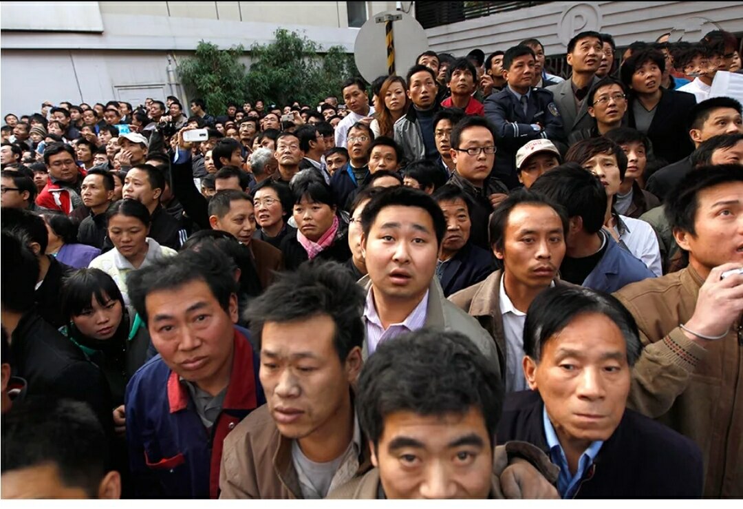Почему в китае много людей. Китай люди. Много китайцев. Толпа китайцев. Толпа азиатов.