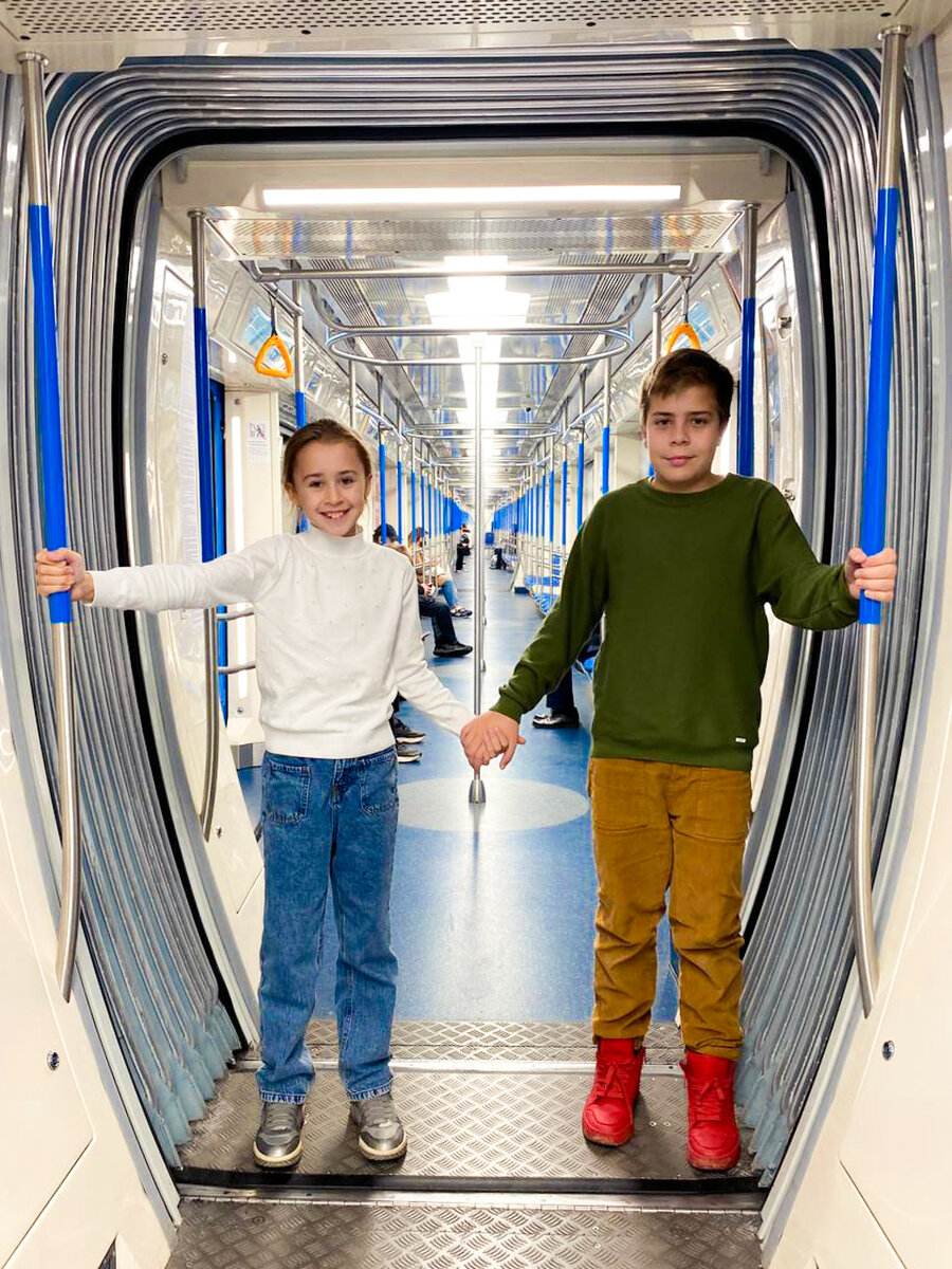 Летайте Московскими метролиниями!
Георгий Абрамов, Эвелина Лосева. Московский метрополитен. Фото: Ирина Лосева.
