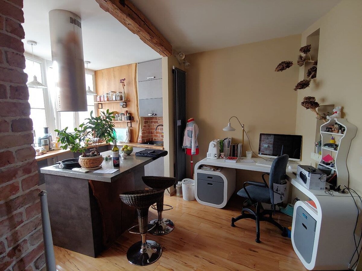 Кухня с большим островом, выполняющим функции и мини-стола