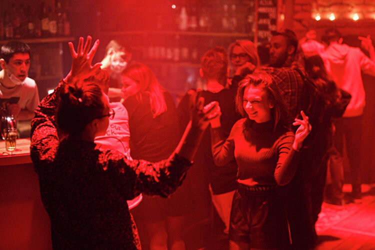 Неделю назад власти РТ разрешили общепиту работать на Новый год до 3 часов ночи, а с 20 декабря по 10 января — до 1:00. Рестораторы чуть-чуть выдохнулиФото: © Владимир Астапкович, РИА «Новости»