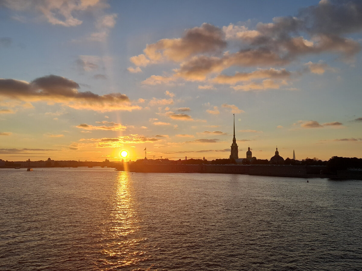 Поближе к Петербургу. Символ Петербурга Мариуполя. Страх над Невой Постер. Санкт-Петербург символы панорамное фото. Рутуб страх над невой