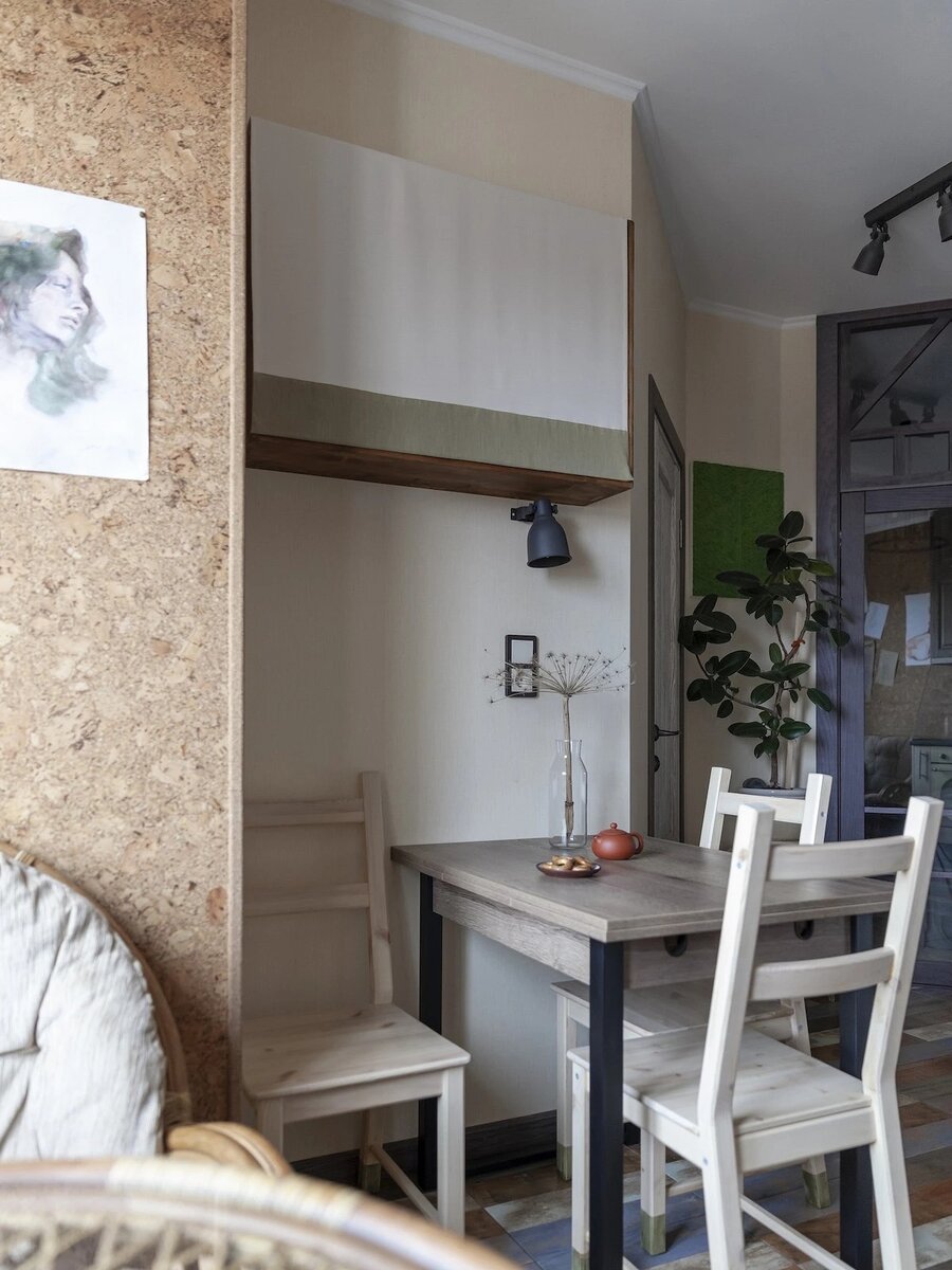 Напротив расположили столовую группу. Навесной шкаф над обеденным столом закрывает римская штора, а не стандартные дверцы. Такое решение помогло визуально облегчить интерьер.
