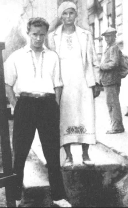 Продолжение книги «Что вы особачились на песню мою?» (Павел Васильев) // На фото: Павел Васильев с матерью Глафирой Матвеевной. Омск. 1936 год.