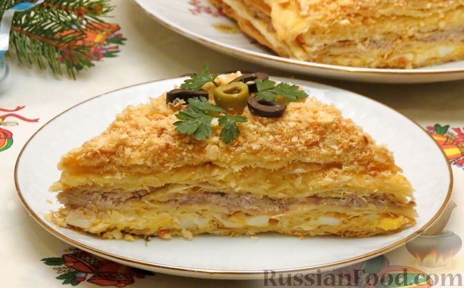 масло сливочное, сметана, яйца, мука, консервы рыбные (в масле или в собственному соку), сыр твёрдый, майонез, чеснок, сахар, сода, соль