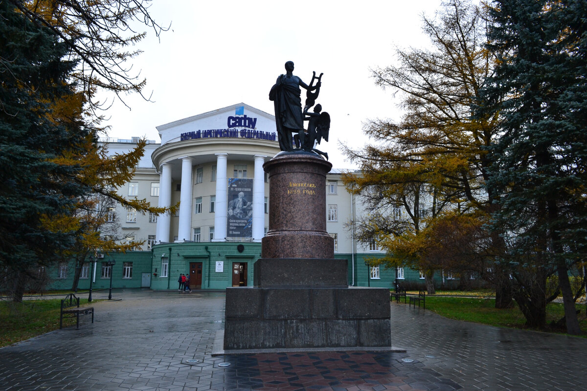 Памятник Ломоносову у главного корпуса САФУ