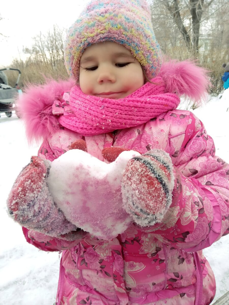 1. Выпиливать из снега фигурки очень увлекательно!