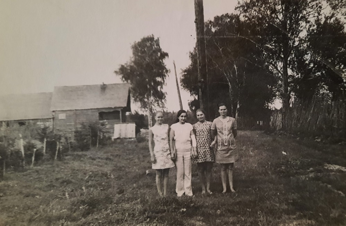 д. Сорокино. Я и сестрички Ершовы, лето 1972г.. Фото из личного архива.