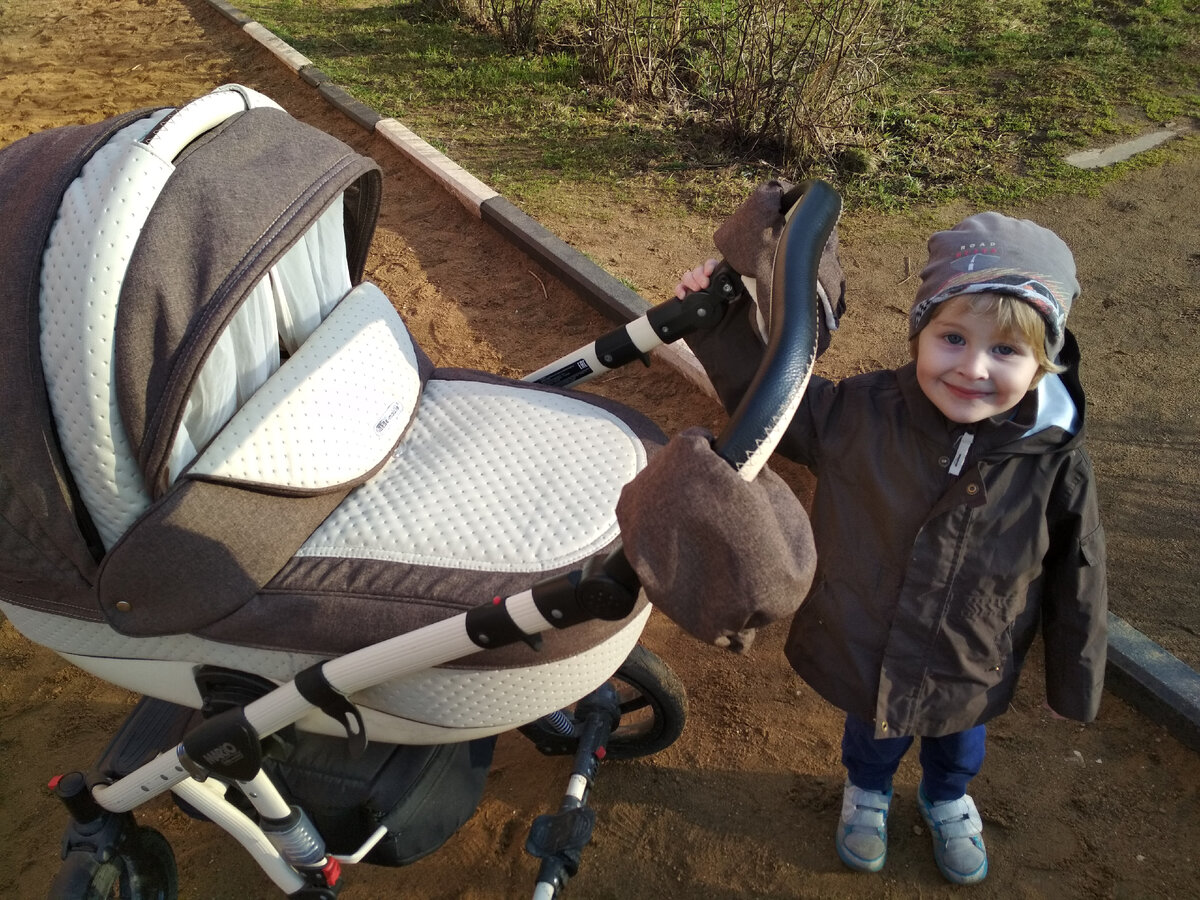 Мой сын  выгуливает младшую сестру :)