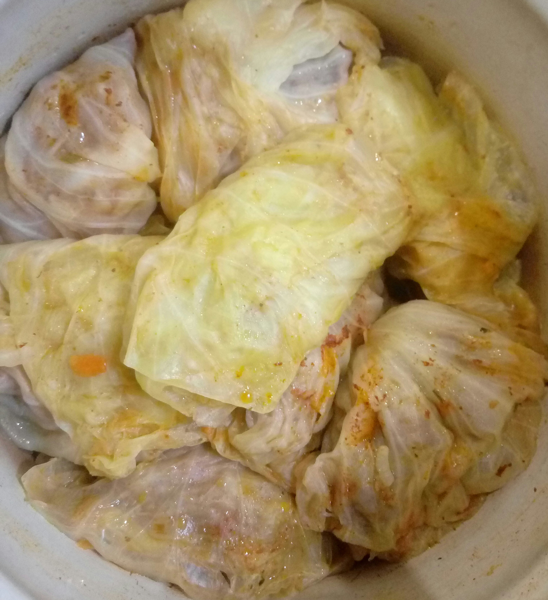 Ингредиент капуста 1 кг ,фарш говяжий 500г риз 80 г, томатный паста 1 ст л ,масла 50г сливочное , соль, перец, и то другое по вкус.