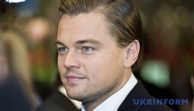 Фото с сайта и, на фото  написаны слова "DiCaprio donates $10M to Ukrainian army DiCaprio donates $10M to Ukrainian army" и стоит дата 08. 03.2022 (При копировании фото эти слова не отображаются).