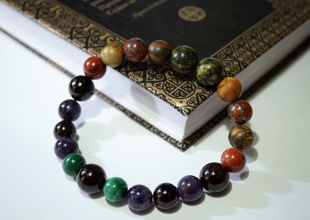 Браслет "Мужской характер с перчиком халапеньо" включает в себе наиболее важные камни для Льва: гранат, аметист, малахит, яшма, змеевик.
