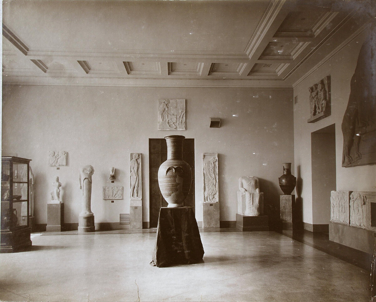 Зал Греческой архаики. Вид из Ассирийского зала. 1912. Фото К. Фишера. Отдел рукописей ГМИИ им. А.С. Пушкина