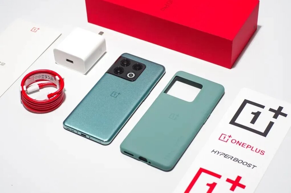 В комплекте с телефоном есть все необходимое: кабель, блок питания, чехол, защитная пленка. Производитель Источник: brumpost.com