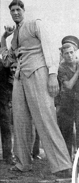 Да, наверное тяжко подойти к такому гиганту и поработать на средней дистанции))