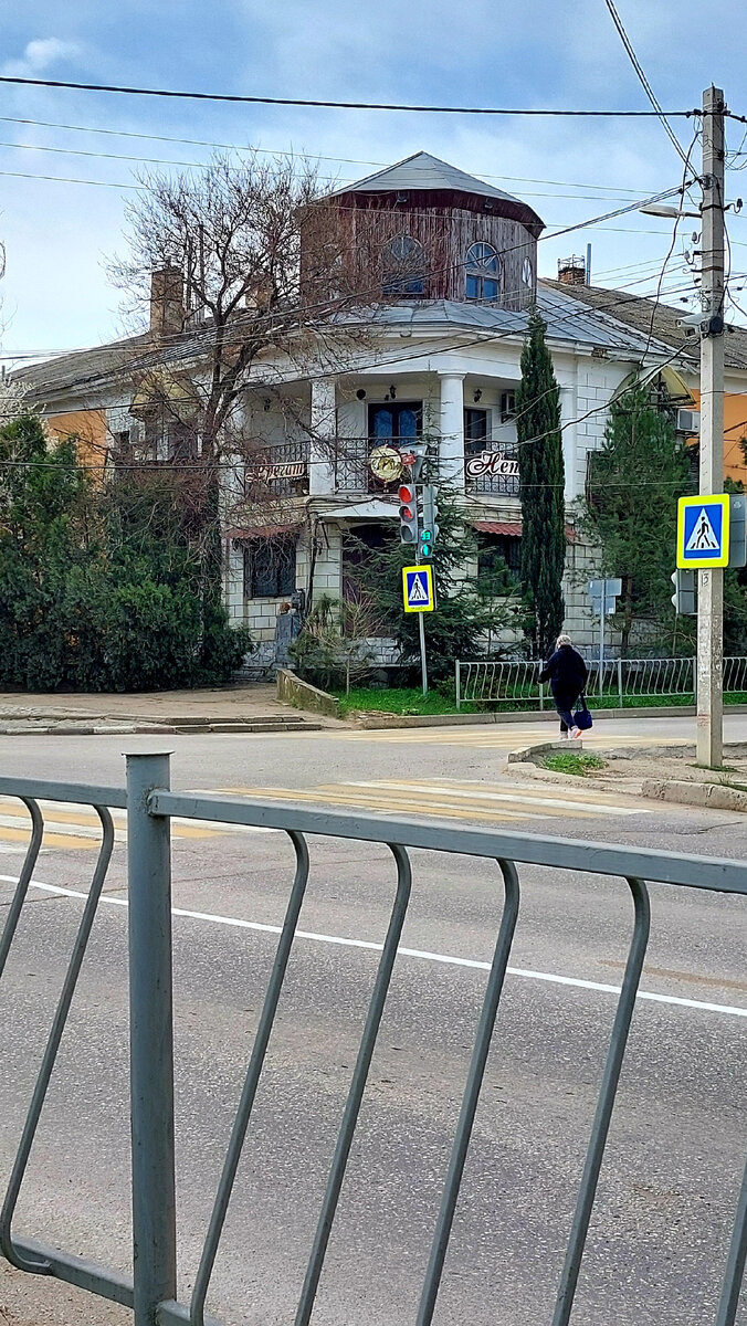 Наш городок у моря, наш приморский городок, стар, богат на историю, часто менял имена и хозяев, строился и разрушался, был на взлёте славы и богатства, и уходил в пыльную тень нищеты.-2