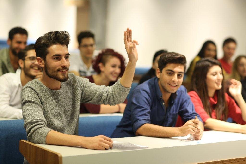 Turkish student. Happy student of Turkey. Turkish pupil. Турок со словарем фото.