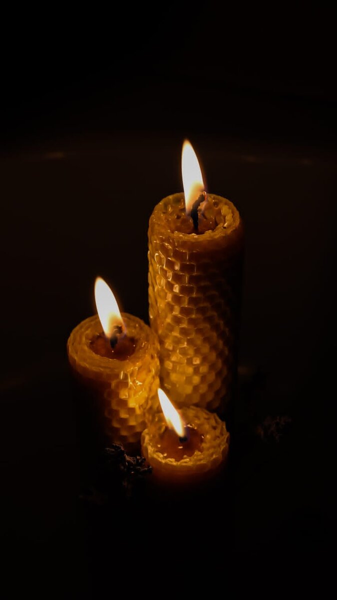 Свечи обладают нежным ароматом мёда. Созданы с любовью, каждая свеча неповторима. 