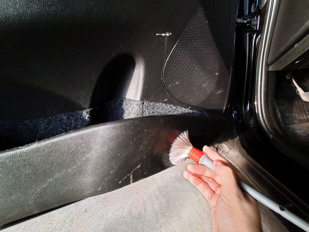 Подготовка авто к весне. Приводим салон в порядок. Мойка салона автомобиля. Предпродажная подготовка авто. Протирает машину.