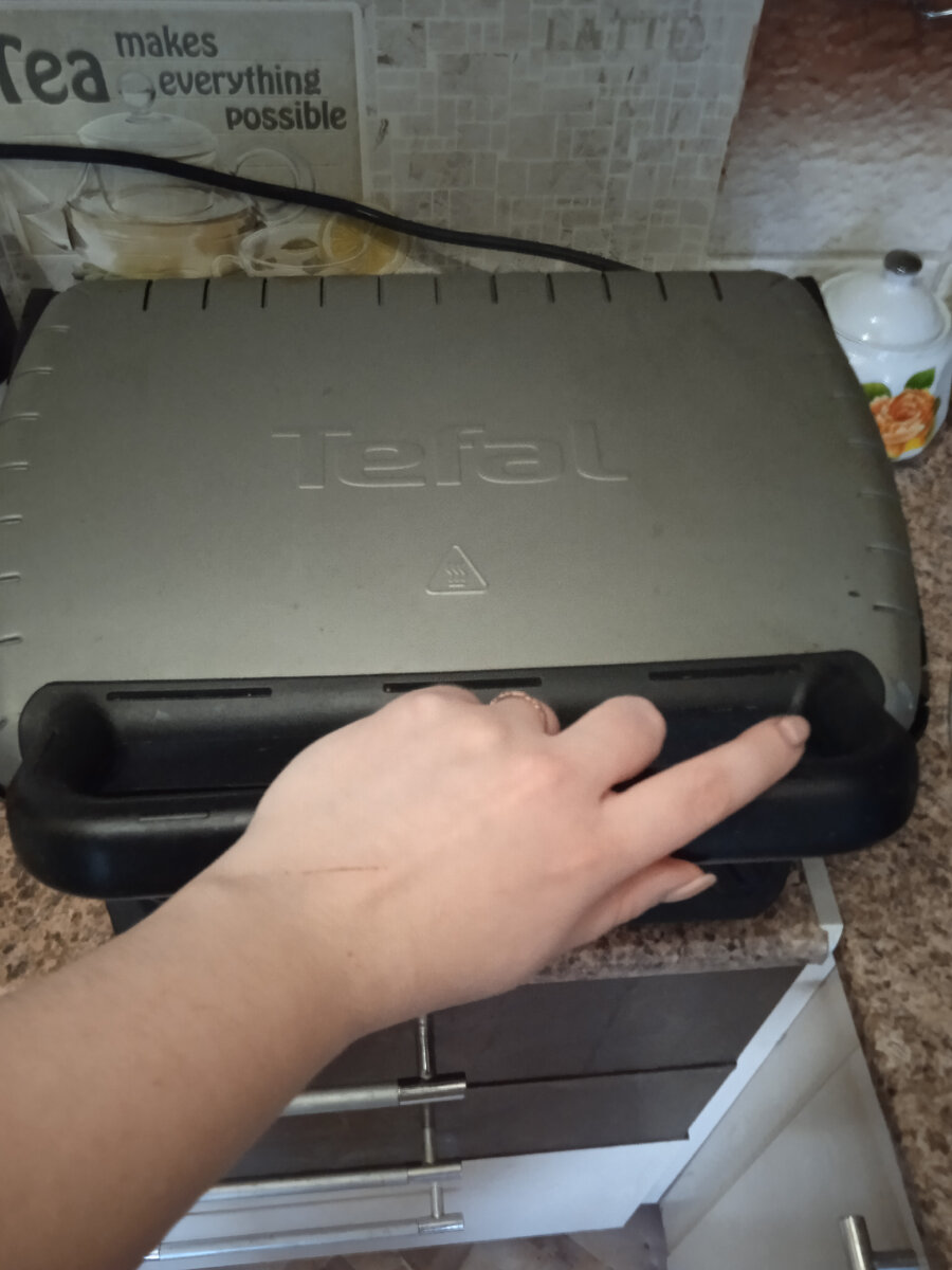 Готовлю на единичке. Мой помощник не из самых навороченных, которые сами температуру и прочее задают. Не отхожу от него во избежание пересушиваний. Кольцо на пальце не обручальное. Обручальное на правой. Это подарок мужа на рождение дочки. Ношу не снимая. На работе вечно спрашивают )))