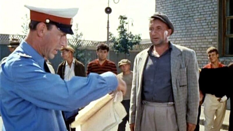 Кадр из фильма Леонида Гайдая «Операция "Ы" и другие приключения Шурика» 