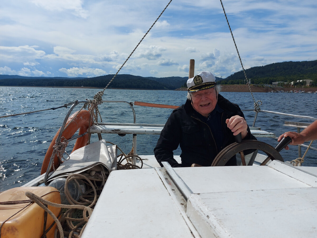 Александр Астраханцев за штурвалом яхты "Кентавр".